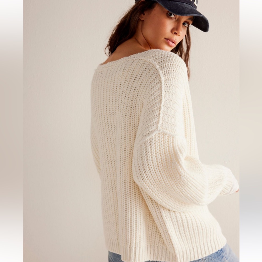 🍦NWT WE THE FREE CUDDLE V NECK SWEATER - Picture 2 of 4